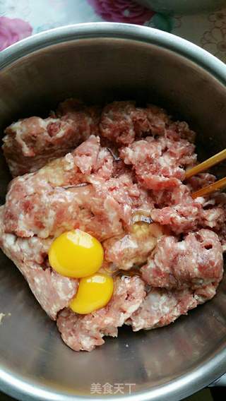 猪肉韭菜白菜馅饺子的做法步骤:2