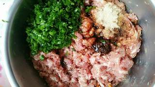 猪肉韭菜白菜馅饺子的做法步骤:3