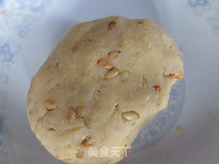 桃山松仁奶黄月饼的做法步骤:2
