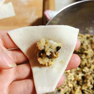 酸汤鲜鱼馄饨的做法步骤:11