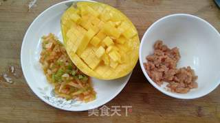 芒果鲜肉蛋包饭的做法步骤:2