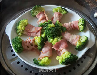 西兰花培根卷的做法步骤:6