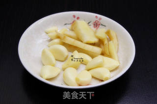 砂锅三文鱼头的做法步骤:3