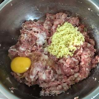 包饺子(猪肉油渣韭菜饺)的做法步骤:3