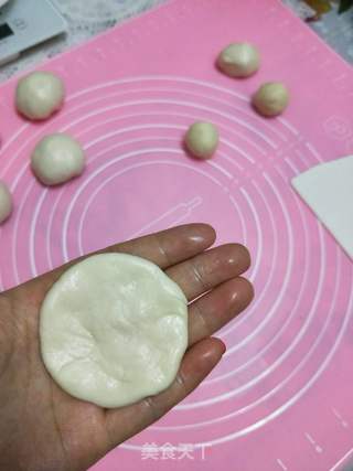 红豆沙蛋黄酥的做法步骤:9