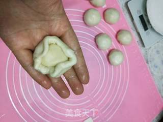红豆沙蛋黄酥的做法步骤:11