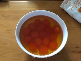 莲蓉蛋黄月饼的做法步骤:2