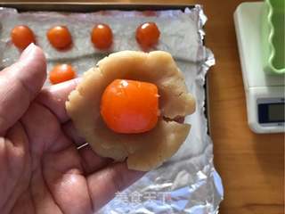 莲蓉蛋黄月饼的做法步骤:9