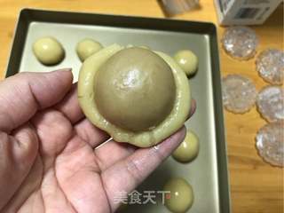 莲蓉蛋黄月饼的做法步骤:12