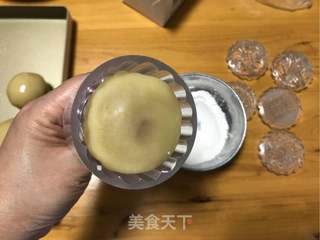 莲蓉蛋黄月饼的做法步骤：14