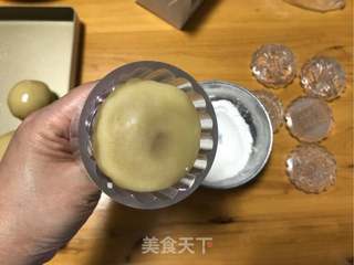 莲蓉蛋黄月饼的做法步骤:14