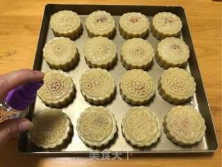 莲蓉蛋黄月饼的做法步骤:16