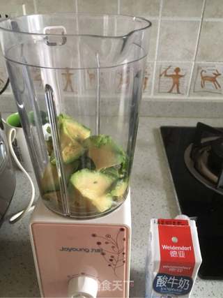 牛油果奶昔的做法步骤:2