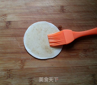 千层葱油饼(饺子皮版)的做法步骤:4