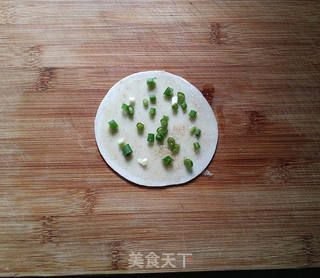 千层葱油饼(饺子皮版)的做法步骤:5