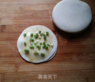 千层葱油饼(饺子皮版)的做法步骤:7