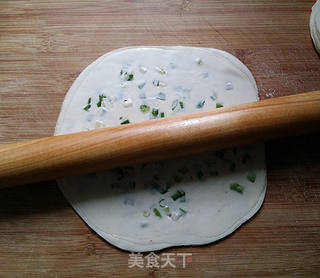 千层葱油饼(饺子皮版)的做法步骤:9