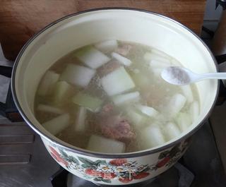 冬瓜薏米排骨汤的做法步骤:8