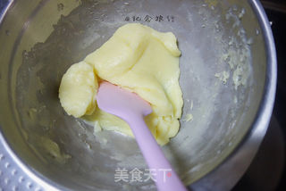 让你一次吃到四种口味的奶黄馅桃山月饼的做法步骤:3
