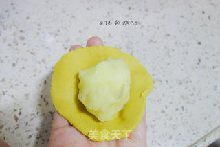 让你一次吃到四种口味的奶黄馅桃山月饼的做法步骤:8