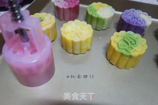 让你一次吃到四种口味的奶黄馅桃山月饼的做法步骤:10