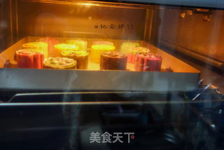 让你一次吃到四种口味的奶黄馅桃山月饼的做法步骤:12