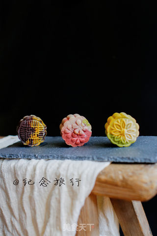 让你一次吃到四种口味的奶黄馅桃山月饼的做法步骤:13