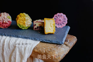 让你一次吃到四种口味的奶黄馅桃山月饼的做法步骤:15