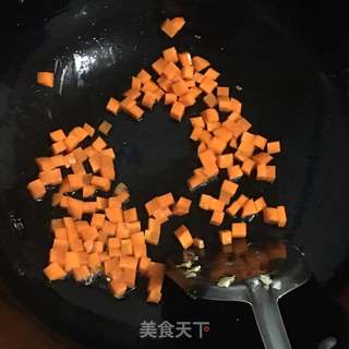 三色蛋炒饭的做法步骤：2