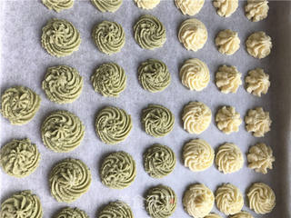 抹茶牛油小花的做法步骤：5
