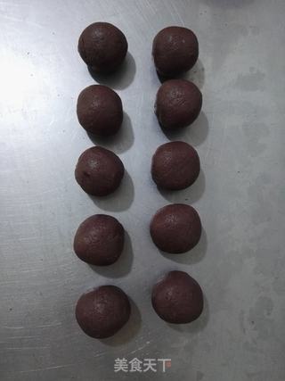 红豆馅广式月饼的做法步骤:7