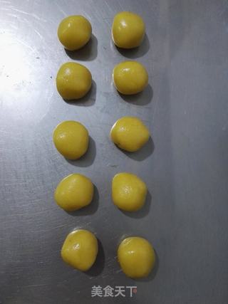 红豆馅广式月饼的做法步骤:8