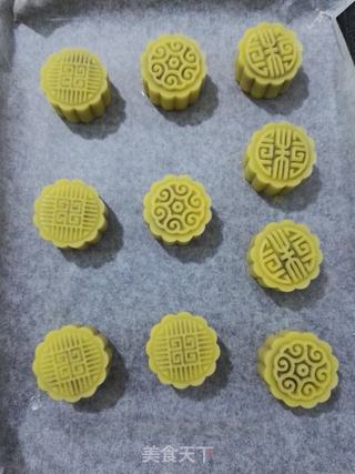 红豆馅广式月饼的做法步骤:14