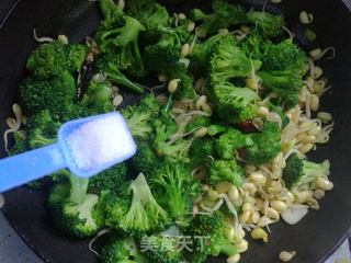 西兰花炒豆芽的做法步骤:13