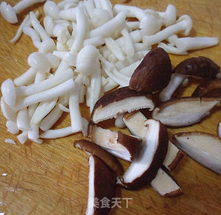 双菇腊肠焖饭的做法步骤:2