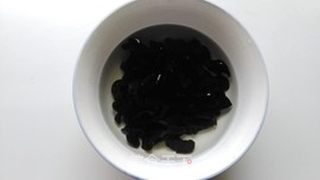 玉米木耳大骨汤的做法步骤:2