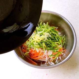 土豆丝卷饼的做法步骤:7