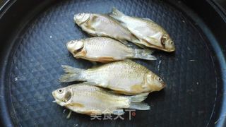 丝瓜鲫鱼汤的做法步骤:2
