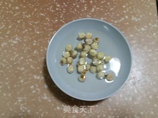 南瓜红枣莲子甜汤的做法步骤:2