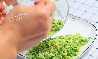 粉蒸时蔬 宝宝营养辅食,胡萝卜+西兰花+小青菜+核桃油+玉米粉的做法步骤:4