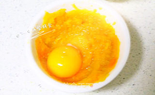 宝宝版南瓜鸡蛋糕 宝宝辅食,清甜细腻的做法步骤:2