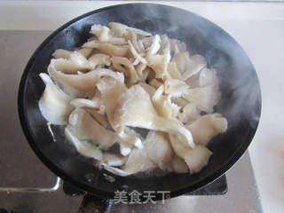 平菇炒鸡蛋的做法步骤:5