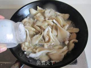 平菇炒鸡蛋的做法步骤:6