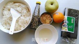 金枪鱼水果饭团的做法步骤：1