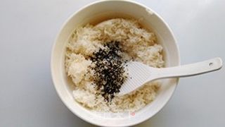 金枪鱼水果饭团的做法步骤:3