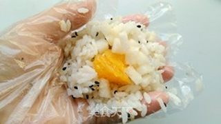 金枪鱼水果饭团的做法步骤：6