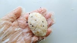 金枪鱼水果饭团的做法步骤:7
