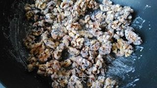 糖霜核桃仁的做法步骤:7