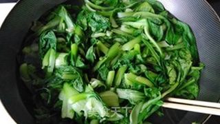 咸蛋黄菜肉大馄饨的做法步骤:2