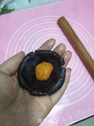 广式蛋黄豆沙月饼的做法步骤:9